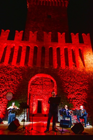 Castello di Vigoleno in scena per il Don Chisciotte con Mino Francesco Manni Castello di Vigoleno in scena per il Don Chisciotte con Mino Francesco Manni